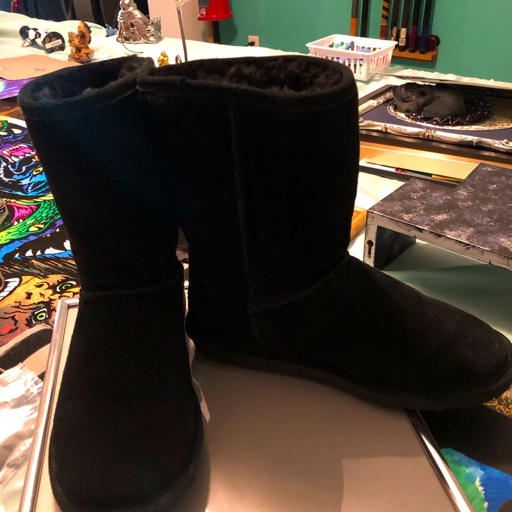 Bear paw black short boots. Size 8. Fur lined.